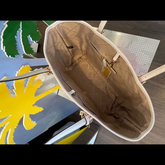 Michael Kors Medium Carryall Tote - Picture 8 of 10